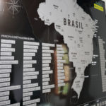 Mapa de Raspar Brasil 50x70 prata Com Moldura